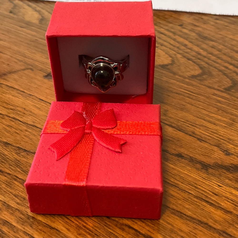 Elegant Silver Tone Ring - Picture 2 of 4